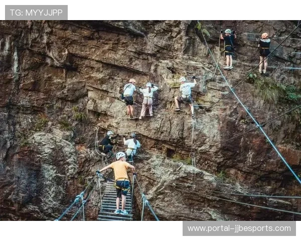 猴耳天坑极限运动,飞手团队捕捉空中姿态
