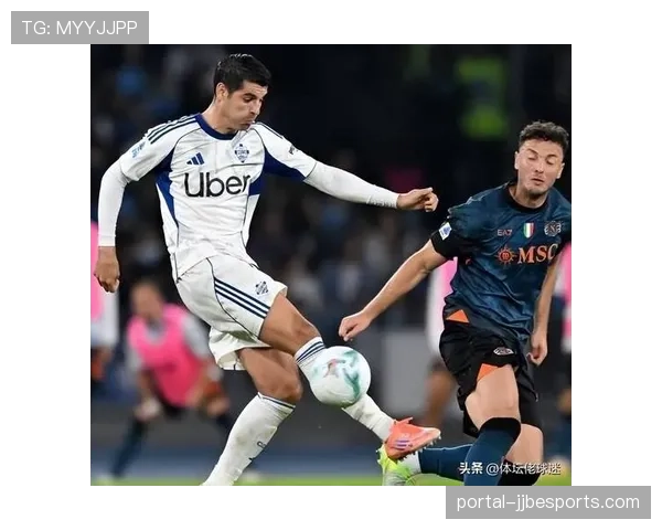 莫拉塔染红离场瞬间，科莫前锋抱怨裁判连吃两黄