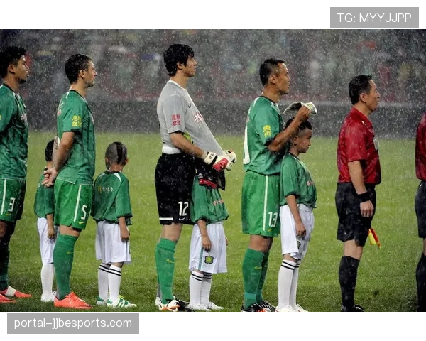 雨中进行的NCAA地区赛，球员用塑料袋包裹球棒防止受潮