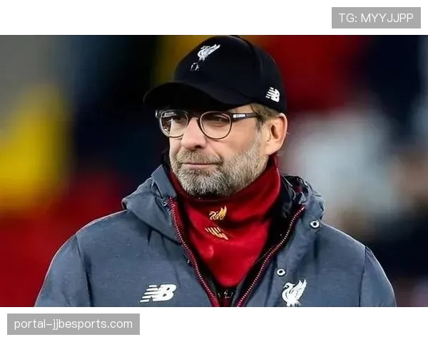 夺冠无望，克洛普赛后依然逐一拥抱队员，安菲尔德响起持久掌声