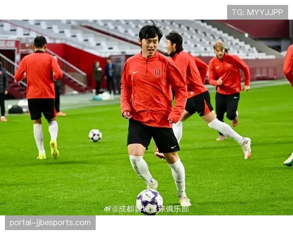 成都蓉城赛前训练重点演练由守转攻,徐正源强调“三秒内完成推进” 成都蓉城赛前训练重点演练由守转攻,徐正源强调“三秒内完成推进”