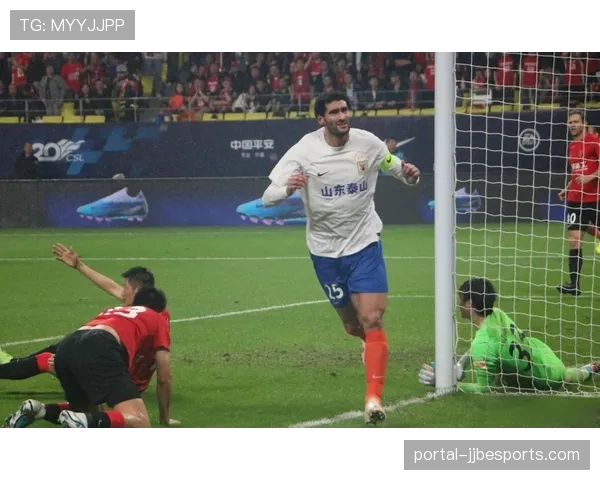 山东泰山费莱尼头球击中横梁,错失扩大比分良机 山东泰山费莱尼头球击中横梁,错失扩大比分良机